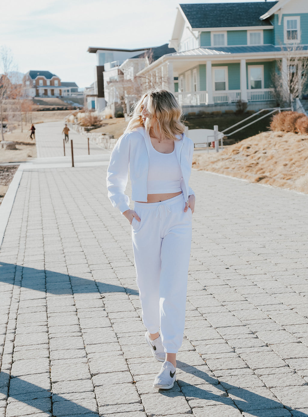 90'S OVERSIZED SWEATPANTS // WHITE